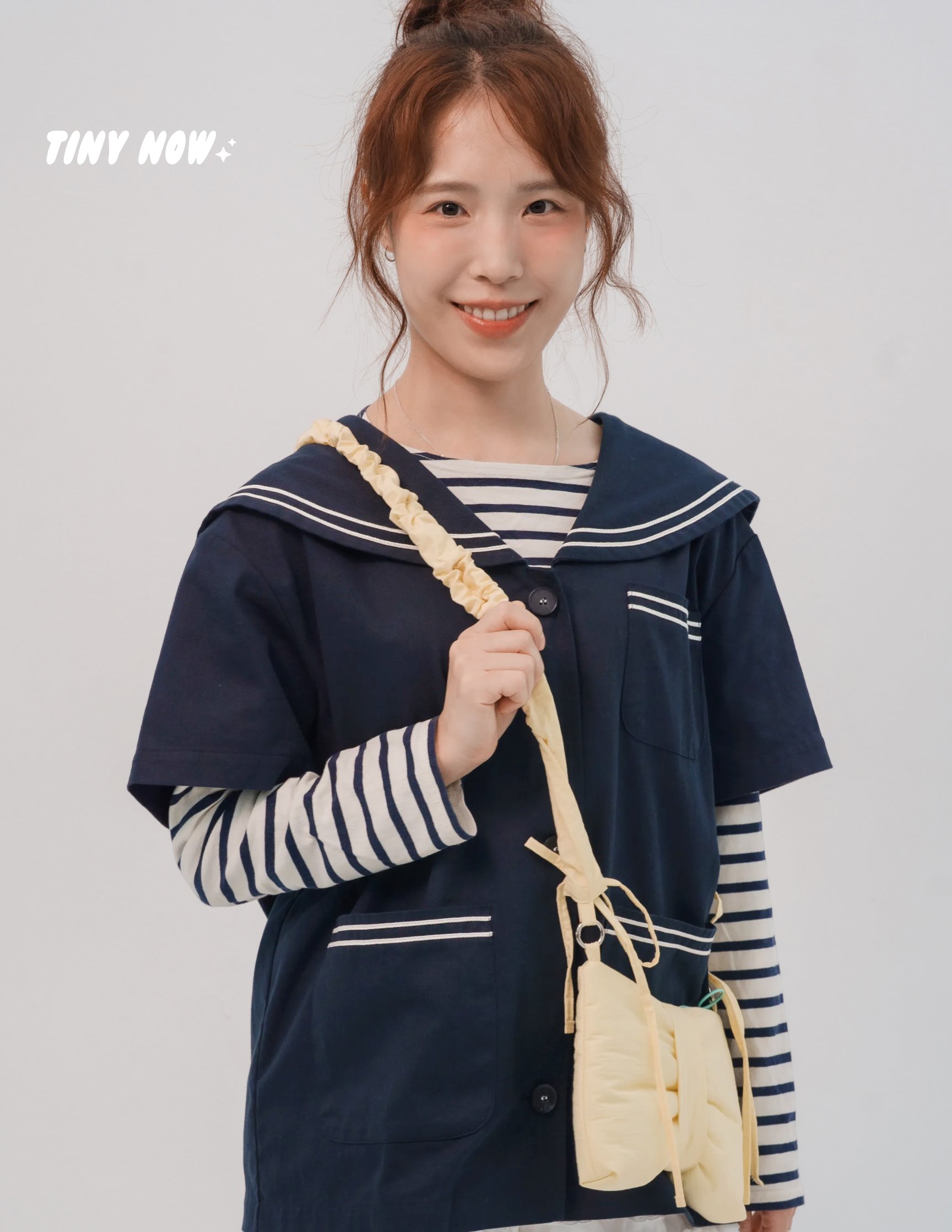 세일러 카라 자켓을 입고 타이니나우 크로스백을 착용한 모델 사진